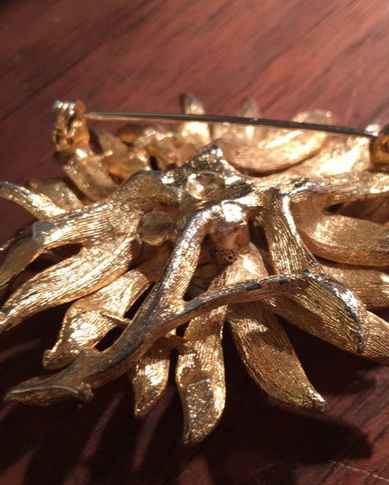 Vintage gold tone faux pearl flower brooch