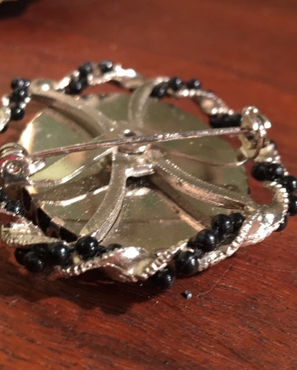 Vintage Flower 🌸 cameo brooch silver tone