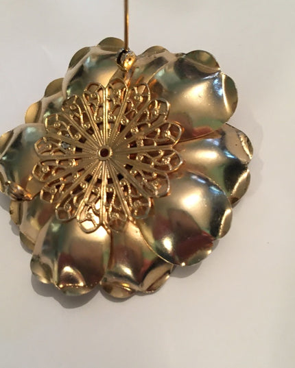 Vintage resin gold 1960s Flower brooch