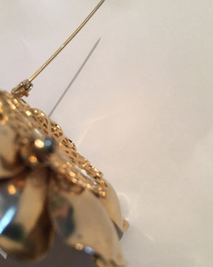 Vintage resin gold 1960s Flower brooch