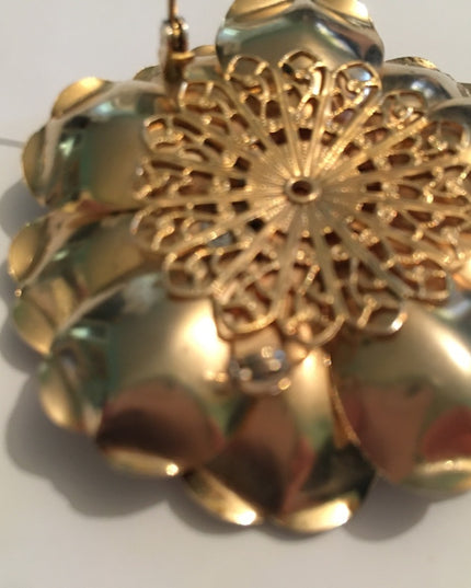Vintage resin gold 1960s Flower brooch