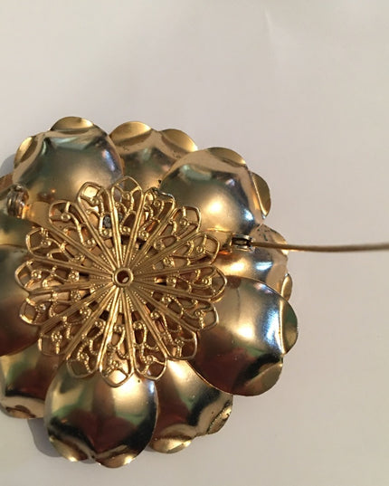 Vintage resin gold 1960s Flower brooch