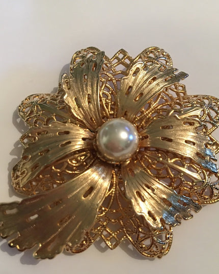 Vintage Gold faux pearl chunky 1960s flower brooch