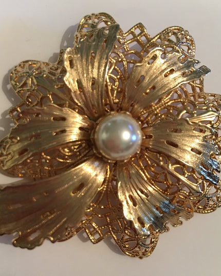 Vintage Gold faux pearl chunky 1960s flower brooch