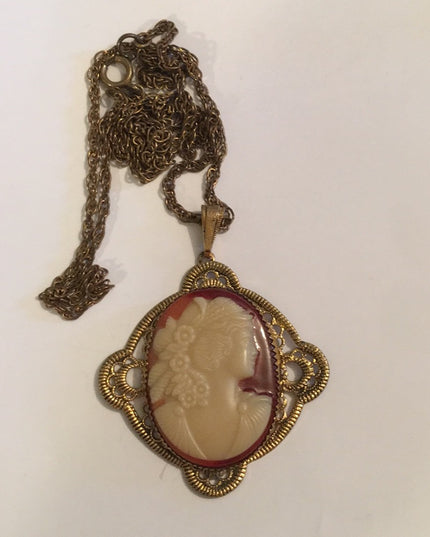 Vintage 1960s Resin gold metal cameo necklace