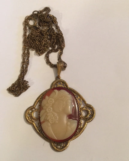 Vintage 1960s Resin gold metal cameo necklace
