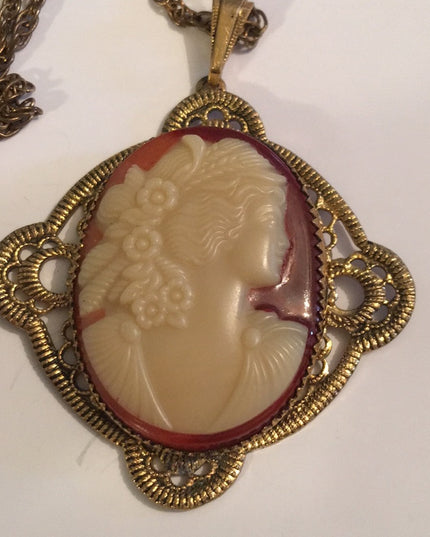 Vintage 1960s Resin gold metal cameo necklace