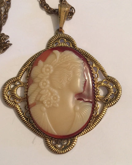 Vintage 1960s Resin gold metal cameo necklace