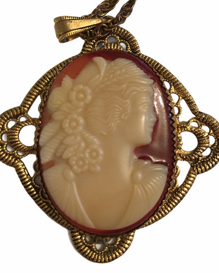 Vintage 1960s Resin gold metal cameo necklace