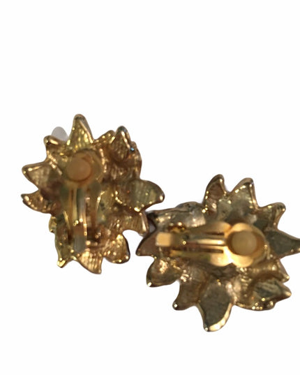 Vintage Holly Flower 🌺 holiday clip on earrings