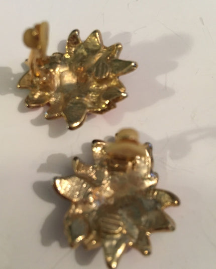 Vintage Holly Flower 🌺 holiday clip on earrings