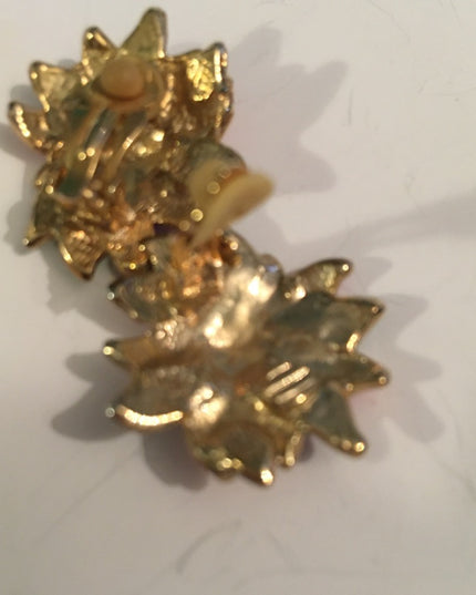 Vintage Holly Flower 🌺 holiday clip on earrings