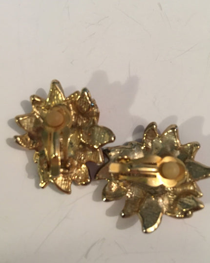 Vintage Holly Flower 🌺 holiday clip on earrings