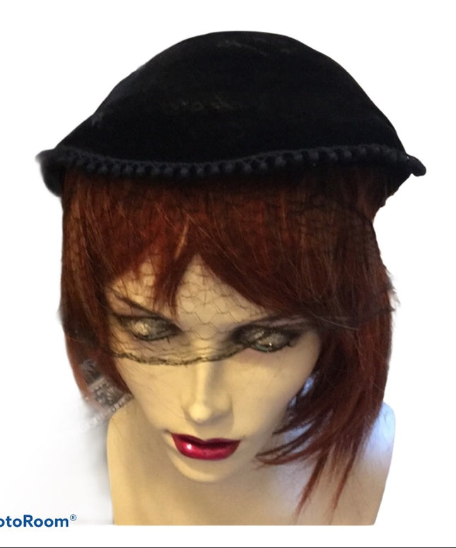 Vintage 1940s Velvet Facinator Black hat