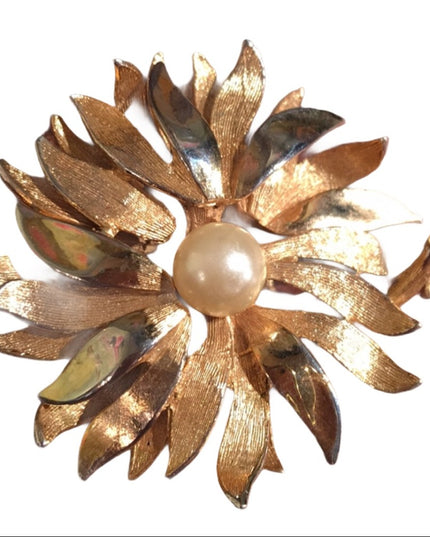 Vintage gold tone faux pearl flower brooch