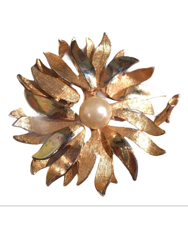 Vintage gold tone faux pearl flower brooch
