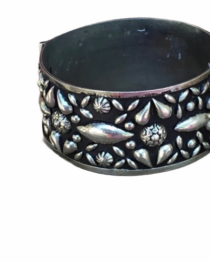 Vintage Mexico Alpaca southwestern syle handmade ornate silver Chunky bangle vg