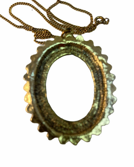 Vintage Resin Cameo pendant necklace gold tone