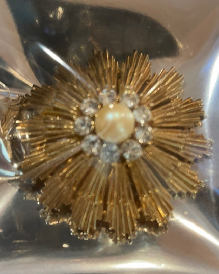 Vintage gold tone rhinestone pearl flower brooch starburst