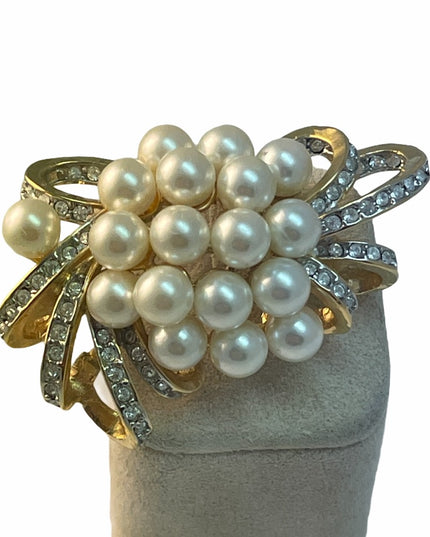 Vintage c1980s gold finish fancy simulated pearl rhinestone brooch