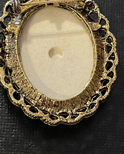 Vintage Antiqued brushed gold tone flower cameo pendant brooch  necklace