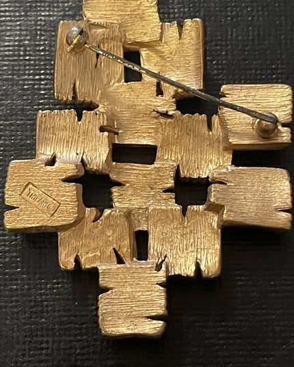 Vintage Trifari gold tone brooch Basket weave squares geometric