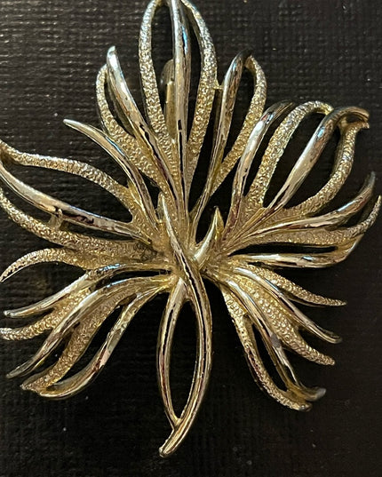 Vintage gold tone metal fancy brooch
