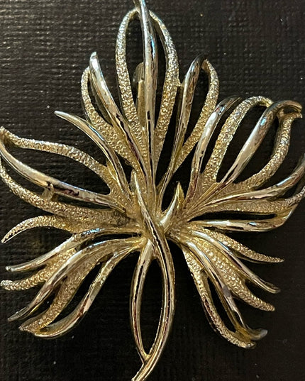 Vintage gold tone metal fancy brooch