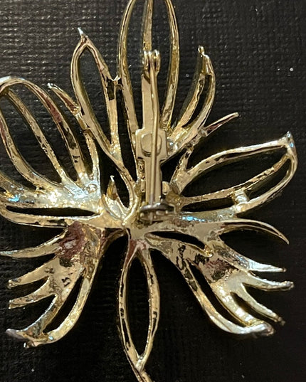 Vintage gold tone metal fancy brooch