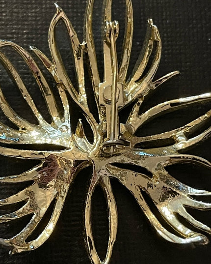 Vintage gold tone metal fancy brooch