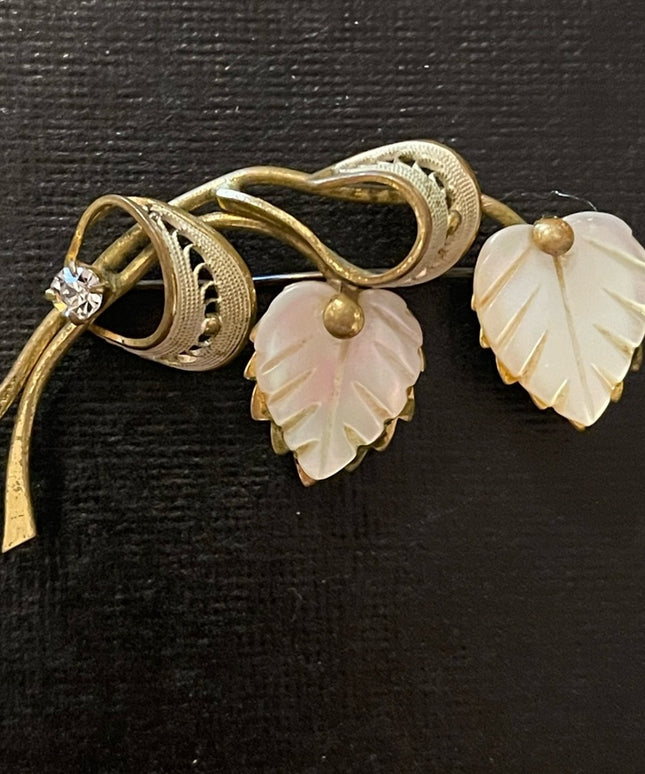 Vintage gold tone filagree leaf rhinestone Continental brooch