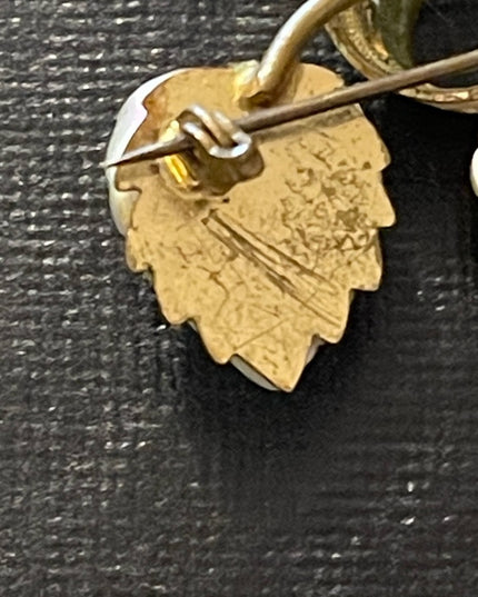 Vintage gold tone filagree leaf rhinestone Continental brooch