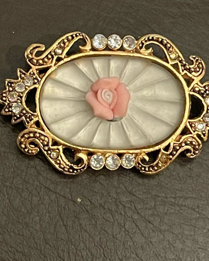 Vintage 1928 Gold tone flower cameo rhinestone brooch