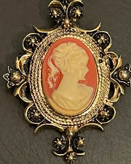 Antiqued 1980s vintage faux cameo gold tone brooch