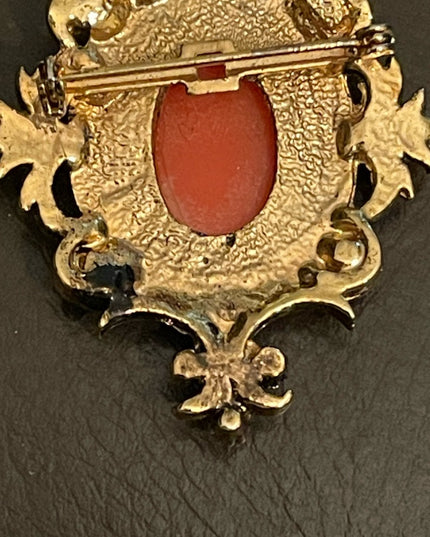 Antiqued 1980s vintage faux cameo gold tone brooch