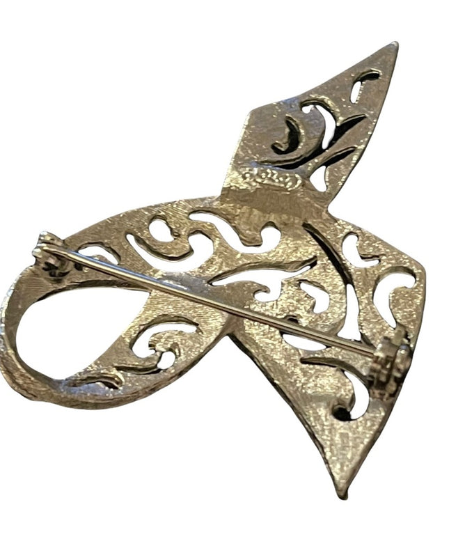 Beautiful vintage brushed silver fancy ribbon brooch