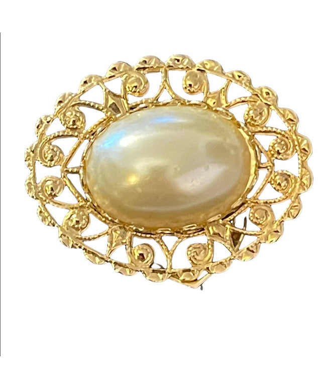 Vintage gold tone faux pearl fancy scarf clip
