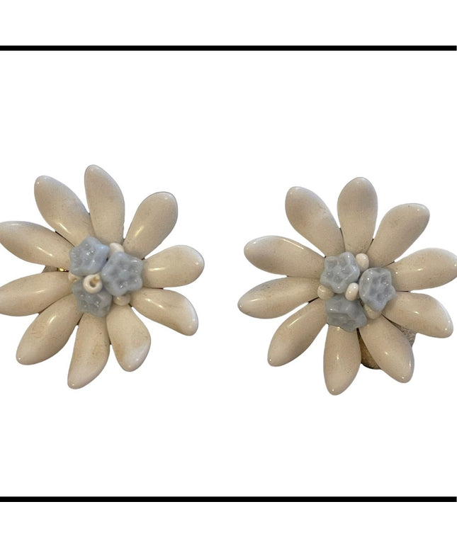 Vintage Western Germany plastic flower daisey earrings clip ons