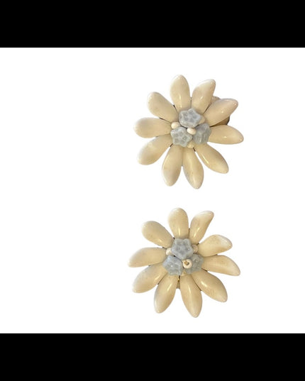 Vintage Western Germany plastic flower daisey earrings clip ons