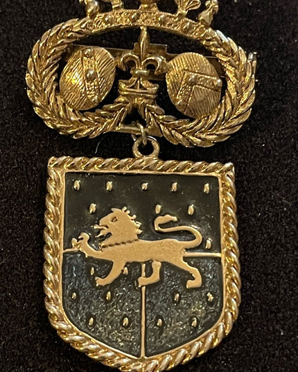 Vintage gold finish coat of arms lion seal crest brooch