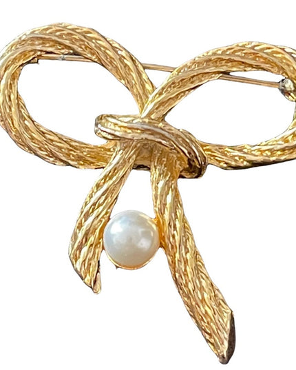 Gold finish daux pearl rope brooch fancy design