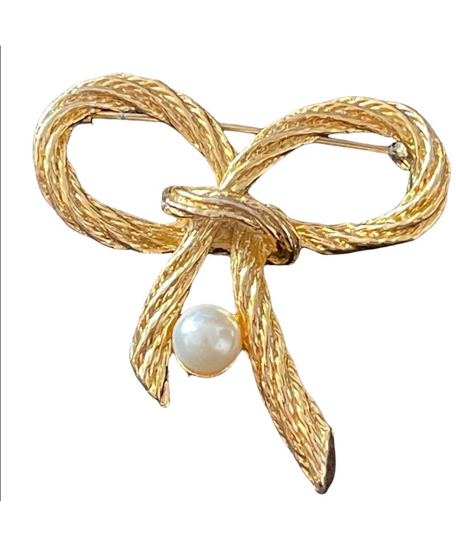Gold finish daux pearl rope brooch fancy design