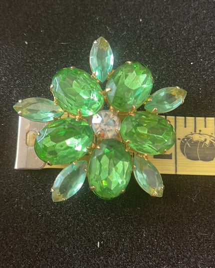 Vintage green crystal fancy gold finish flower 🌺 brooch