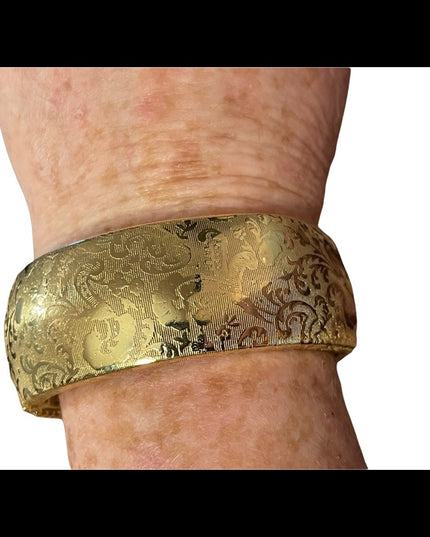 Vintage gold tone etched heavy chunky bangle bracelet