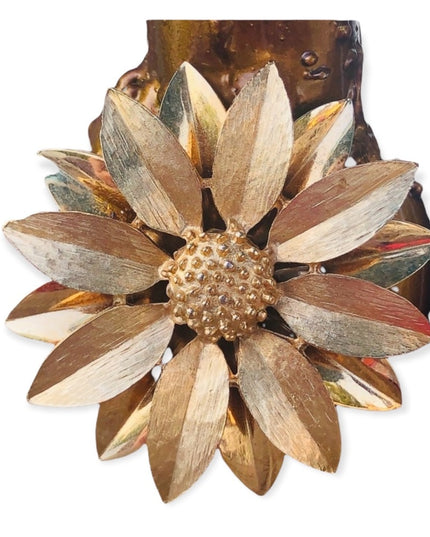 Vintage gold flower Daisey brooch
