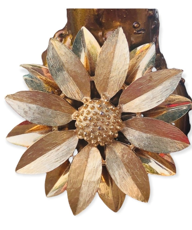 Vintage gold flower Daisey brooch