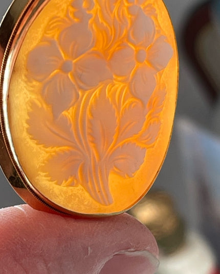 Stunning Vintage 18k Gold Carved Italian Cameo flowers