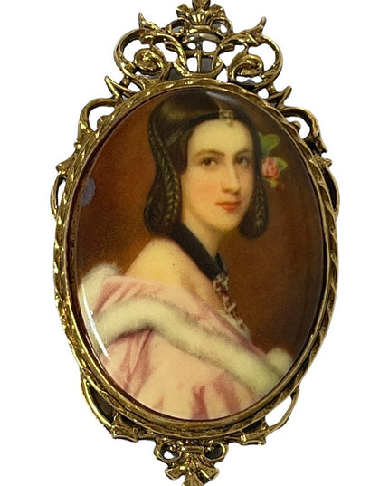 Vinage “ART” Fancy cameo pendant brooch lady in fur coat