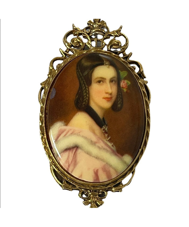 Vinage “ART” Fancy cameo pendant brooch lady in fur coat