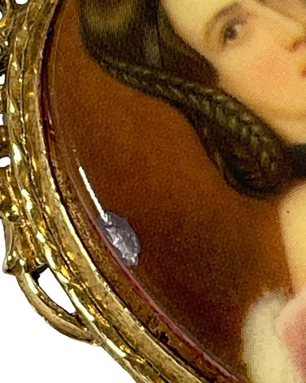 Vinage “ART” Fancy cameo pendant brooch lady in fur coat